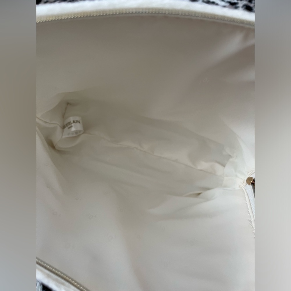 Guerlain Fluffy White Makeup Bag w/logo imprint inside 17.5H x 23W/19Wx 7D cm. - Picture 5 of 6